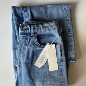 Arket jeans storlek 26 - Aldrig använda jeans i storlek 26 från arket. Lappen sitter kvar. Modellen heter wide cropped jeans 