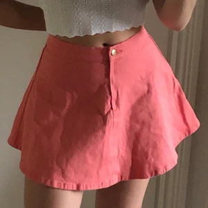 Rosa jeanskjol - Jeanskjol från ginatricot. Köpt secondhand men aldrig använd av mig. 