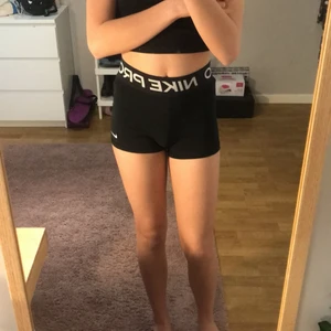Nike PRO shorts dam - Dessa är bara ett par månader gamla men redan för små för mig haha, därför säljer jag för ganska högt pris. Köpta på stadium och sitter bättre när dom inte är så små som på mig, storlek xs <3 vet inte riktigt frakten men den blir nog runt 20kr (köparen står för frakt)