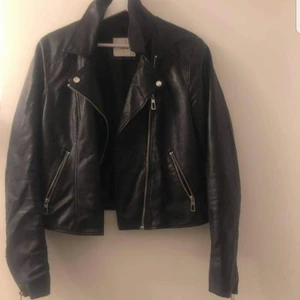 JACQUELINE de YONG - Detta plagg är en skinn jacka som är i storlek 38. Använd en gång. Nyskick och fint material. Original priset är 300