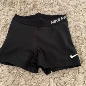 Korta tränings tights  - Fina tights, nån litet märke på baksidan, vet ej om det kanske går att tvätta bort 