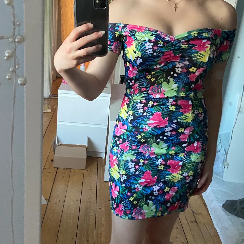 Tajt klänning från H&M i storlek 32 💓 passar xxs/xs. Köpare står för frakt!. Klänningar.