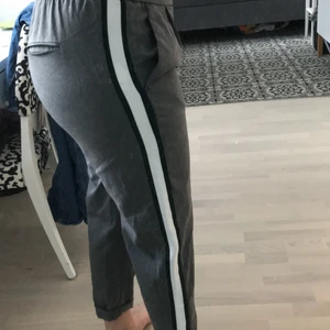 Kostym byxor - Ett par fina kostym byxor som är väldigt bekväma! Passar bra till allt från skola till festliga arrangemang!