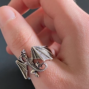 Drake ring - Fett snygg ring men kommer tyvärr inte till användning längre. Den är justerbar, kan dock inte bli mindre än 18,5 mm ‼️