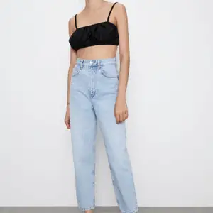 Ljusblå jeans i storleken 36 från Zara, köpta februari 2020 men används ej längre pågrund av att jg ej gillar hur de sitter länge. Nypris 359kr, säljer för 125kr + frakt 📦  köparen står för frakten! 🤎