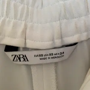 Vita vida kostymbyxor från Zara i storlek XS. Har fejkknappar på sidorna som detalj. Super fint skick använda ca 2 gånger. Säljes pga de inte används längre💕🥂  