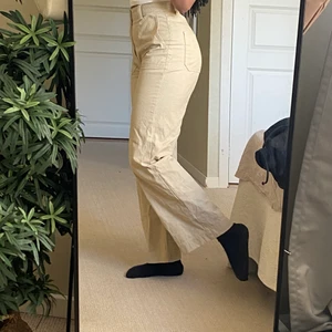 Beiga Dr denim jeans  - Väldigt snygga dr denim jeans i storlek S som jag köpte för lite över 500kr nypris, nästintill oanvända då dem aldrig riktigt kom till användning.💞 Pris 120 +frakt 
