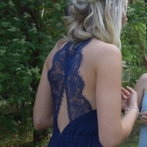 Balklänning - Säljer min marinblå balklänning från 9an. Skriv privat för fler bilder!