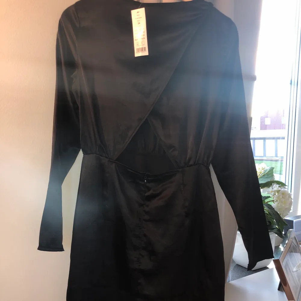En jätte fin svart klänning från Gina tricket med etikett på. Aldrig använt, jätte skön material och fin att ha till en sommar kväll.  . Klänningar.