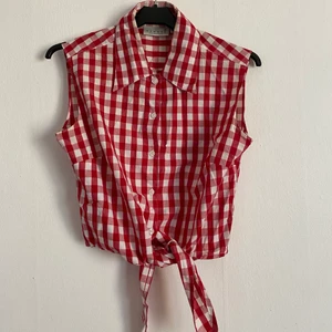 Knytblus vintage - Söt rutig vintage-knytblus i fint skick!