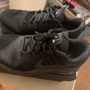 Nike airmax 2017 - Storlek 40, men dom är som en 39a, då jag själv har 39. Nypris 1800kr. Kom gärna med egna bud✨