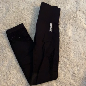 oanvända gymshark byxor  - Säljer ett par oanvända gymshark tights, 280kr. 600 ordinarie pris💕💕😁 köp direkt för 350 eller buda 