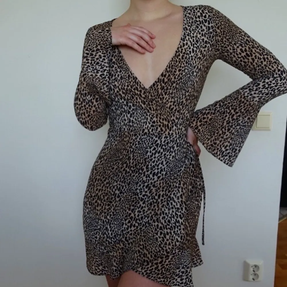 Säljer denna fina omlottklänning med leopardmönster då den aldrig blivit använd. 🌻 perfekt till sommaren. Storlek 38 (Passat också 36/XS/S).. Klänningar.