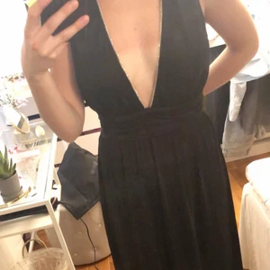 svart långklänning med rhinestones - säljer denna slutsålda långklänning med rhinestones från Nelly!💖⚡️ den var lite stor på mig men kunde inte returnera pga borttappat kvitto, lapp kvar, endast provad🌚🤩 tar emot bud från 200kr, köpare står för frakt💎