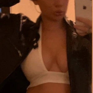 Topp - Fin vit topp som använts en gång. Köparen står för frakten och de bara att skriva för fler bilder! 💕