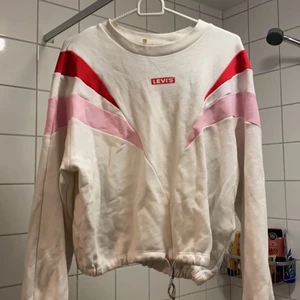 Levis tröja  - Säljer denna Levis tröja, den är finare i verkligheten då ljuset gör så den ser skitig ut + den är skrynklig. Det är snören vid midjan så man kan knyta hur tight man vill att den ska sitta. 100kr med frakt 