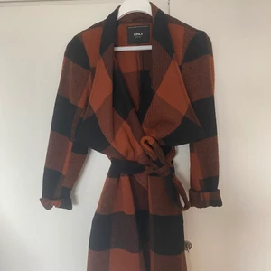 Rutig kappa, använd 1 gång - En rutig kappa i något kortare modell, köptes förra hösten men aldrig kommit till användning. Köptes för 700 men säljs för 400. Endast använd 1 gång. Snygg till jeans och stövlar.