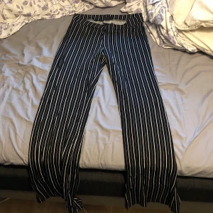 Vida kostymbyxor  - Säljer ett par byxor från Gina i storlek M, sitter tight upptill och löst nedtill, jätte skönt mjukt material. Garanterar snabb affär och skickar med bild/video bevis när jag postar🌸