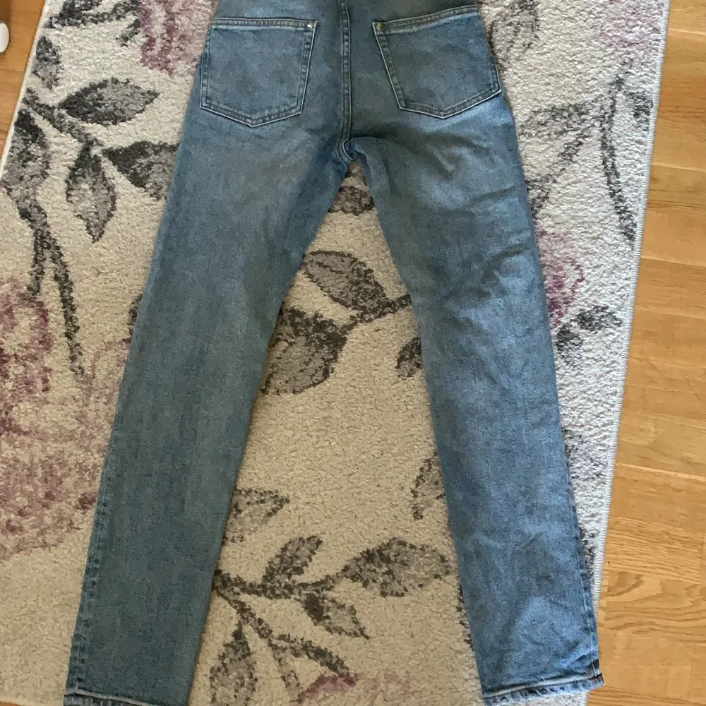 Mom jeans som är lagom tighta. Är i bra skick och bara använda några gånger men ca 1 är gamla.. Jeans & Byxor.