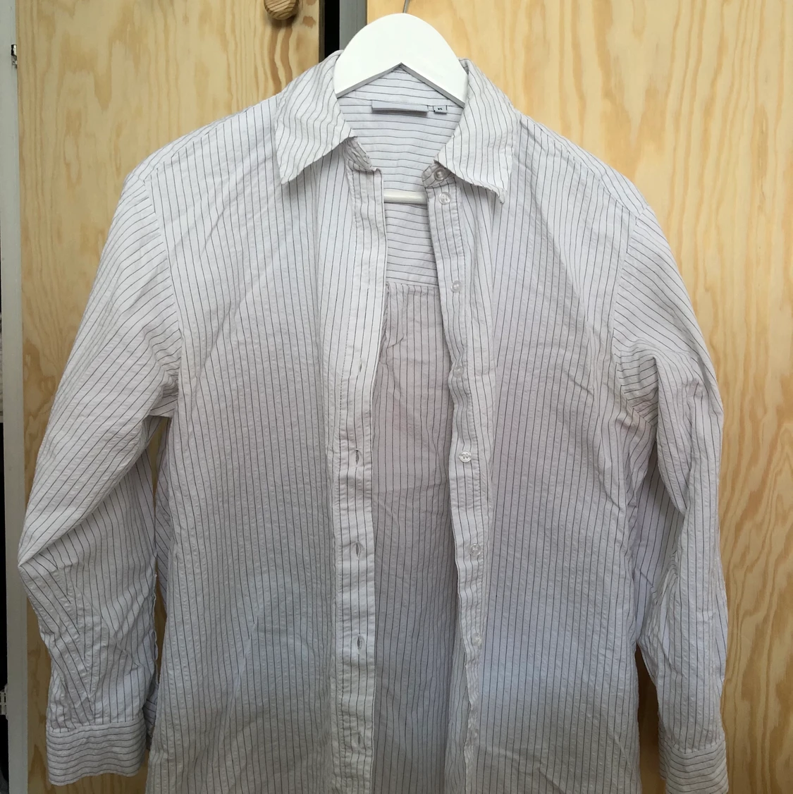 Vit skjorta med tunna svarta ränder weekday xs - 91