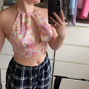 Topp - Supersöt, populär topp från SHEIN. Endast testad. Så fin till sommaren. Knyts både vid halsen o runt midjan så passar de flesta storlekarna. Det är en M men skulle även säga att den passar S och L! Om fler är intresserade blir det budgivning