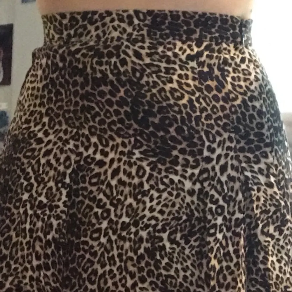 Jättefin kjol i leopardmönster med en slit för benet. Knappt använd då den är lite liten för mig. Dragkedja på sidan. Jättebra skick. Kan mötas upp i Göteborg, annars frakt 66kr❤️. Kjolar.