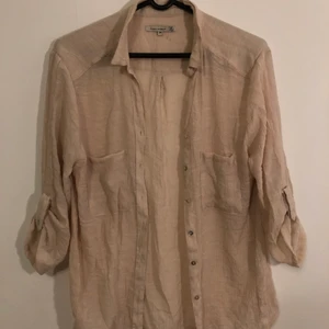 Second hand skjorta - Extremt skön och fin skjorta från second hand, perfekt för sommaren, är i storlek M