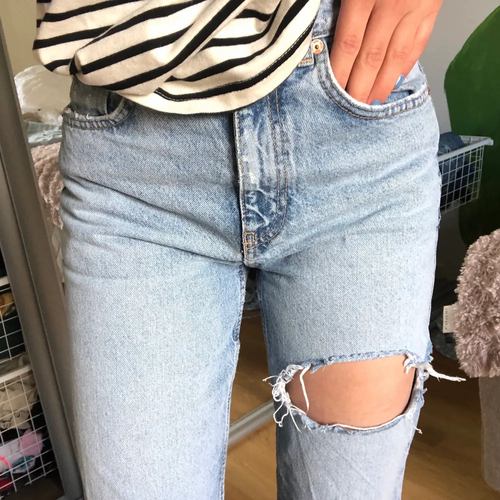 Mid rise, straight leg jeans från Zara. Ljusblå med tre st hål. 💕💕 De har varit mina favoritjeans länge men har blivit för små, de är i storlek 32🧸⚡️. Jeans & Byxor.