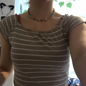 Randig magtröja! - Söt randig magtröja i ljusbrun och vit! Söta detaljer i ärmarna och kragen. Står strl L i tröjan men jag brukar ha S/M och den passar mig så som på bilden. Mycket skönt tyg och endast använd 5-6 gånger då det inte riktigt är min stil. Skriv för fler bilder. Kan mötas upp i göteborg annars frakt 66kr❤️