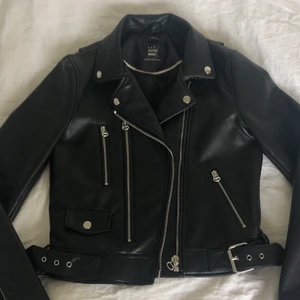 Skinnjacka - Jättesnygg skinnjacka från Zara!! Endast använd ett fåtal gånger och i väldigt bra skick❤️❤️ Kan mötas upp eller posta men köparen står för frakt 💗❣️💗