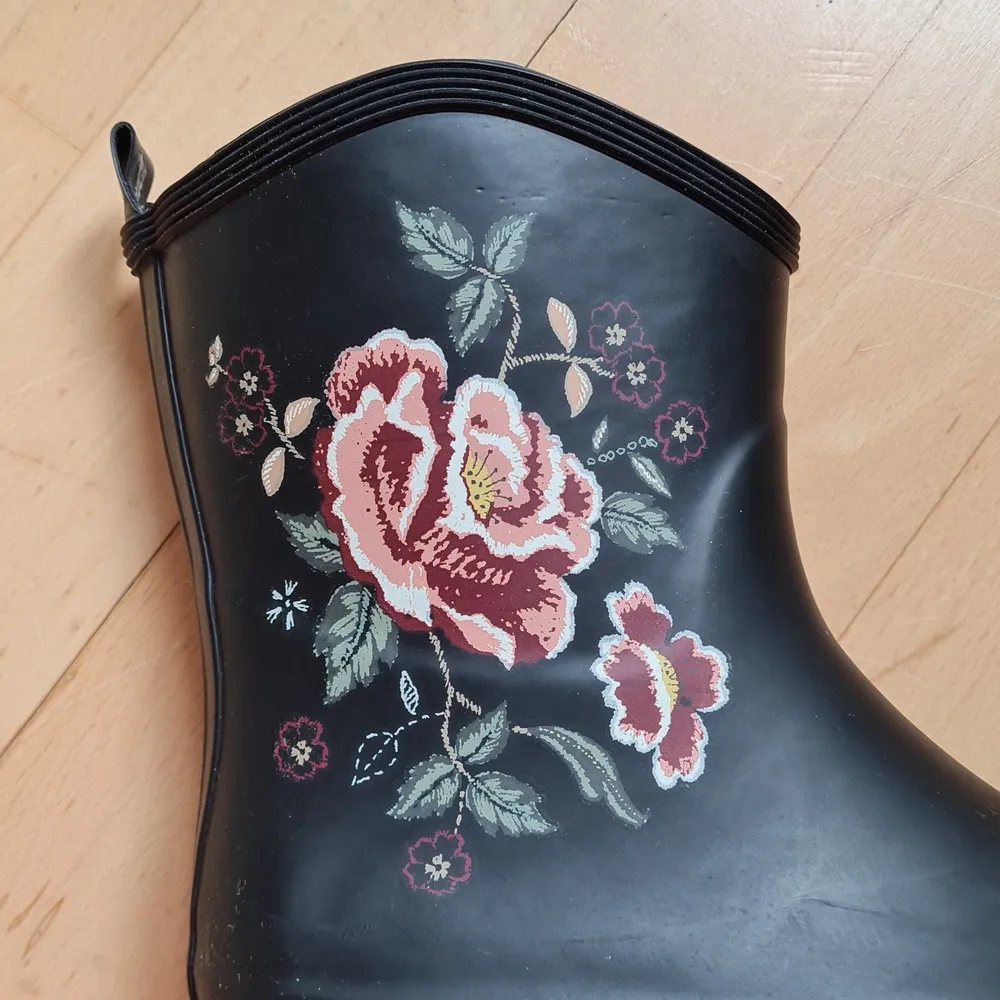 Rain boots in perfect condition from Kappahl. With cute flower print 😄🌼🌺 Size 38 but I think they are good for both 38 and 39 as they have a more loose fit.. Skor.