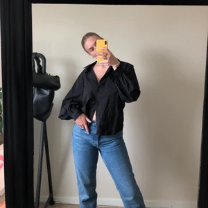 Svart Skjorta med ballongärmar  - Översnygg skjorta med lite ballongärm som gör den extra festlig 🖤 Är i L för en oversized look på XS/S/M