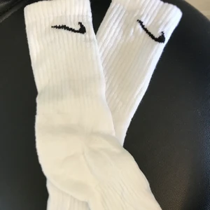 Nike strumpor Strl S/M - Ett par höga Nike strumpor. Aldrig använda alltså helt nya. Kostar 149 inkl. frakt