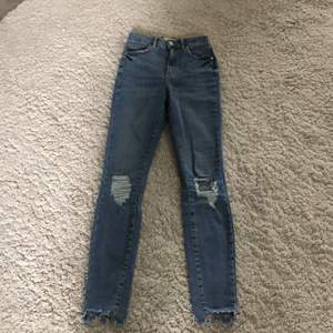 Blåa tajta jeans med slitningar på knäna och längst ner, väldigt bra skick!!🤩 köparen står för frakt 