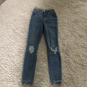 Blåa jeans  - Blåa tajta jeans med slitningar på knäna och längst ner, väldigt bra skick!!🤩 köparen står för frakt 