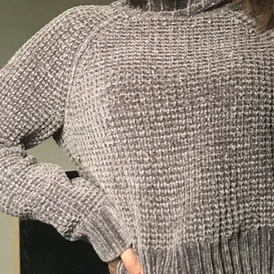 Stickad grå H&M tröja i storlek xs - Den är som en vanlig xs men paddor nog större storlekar också pga stretchigt matreal. Nästan helt oandvänd. Superbra skick.