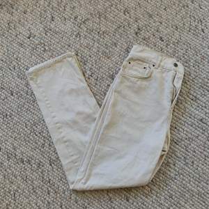 Vita jeans från nly. Aldrig använda, bra skick, storlek 36. 180 inklusive frakt🦋kan gå ner i pris vid snabb affär 