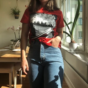 Tröja med coolt tryck - Lindex-tröja i fräsch skickt! Knappt använd för att den inte riktigt passar med min stil, men jag tycker det sitter assnyggt på :) Jag är S/M och den sitter ganska löst på mig även fast det står kids på. 