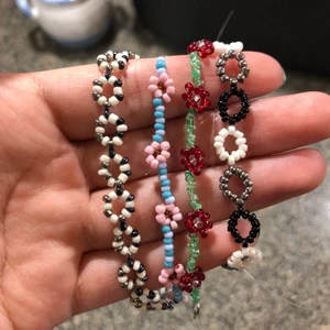 Pärlarmband  - Säljer egengjorda pärlarmband! Man kan önska egna färger också! Har det mesta :) Armbanden kommer med ngn av de låsen på andra bilden. Blomarmbanden är med elastisk tråd! Frakt: 10kr 😃