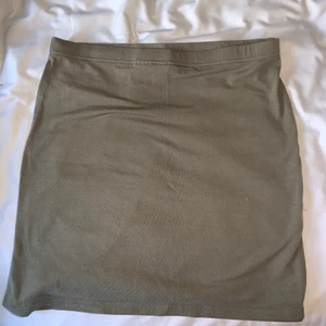 Flera fina och oanvända kjolar för bra pris!💓, ser lite skrynkliga ut då de har varit vikta men bara att stryka till dem.  - Storlekarna är S men passar även M! En kostar 50 kr!