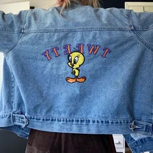 jeansjacka - Supernajs jeansjacka!!🥳🥳  Lite slitning på ena foten, se första bilden. 