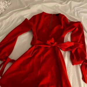 Nelly.com bodysuit strl 36 - Superfin bodysuit som tyvärr är för liten för mig. Den är lång k armarna och kort i benen. Finns band man kan knyta som rosetter i både armar och midja. Säljer för 200kr.