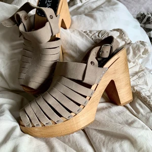 Skor - Högklackade skor som endast är använda 1 gång. Fick dem i present och har inte fått användning av dem, ser gärna att någon annan får nytta av dem!  Nypris 999kr på scorett   - Platå på 3 cm framtill - Klackhöjd 10 cm 