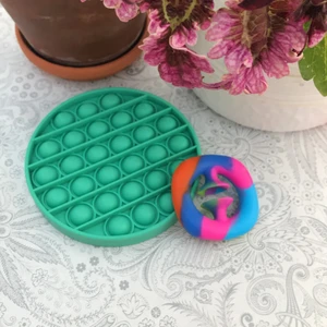 Inte använda typ -  Ljus grön popit och en regnbågs snapper💖👍