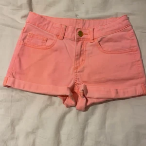 Två par rosa shorts! - En är har aldrig andvänds men den ena lite mer båda bra skick inga skador!