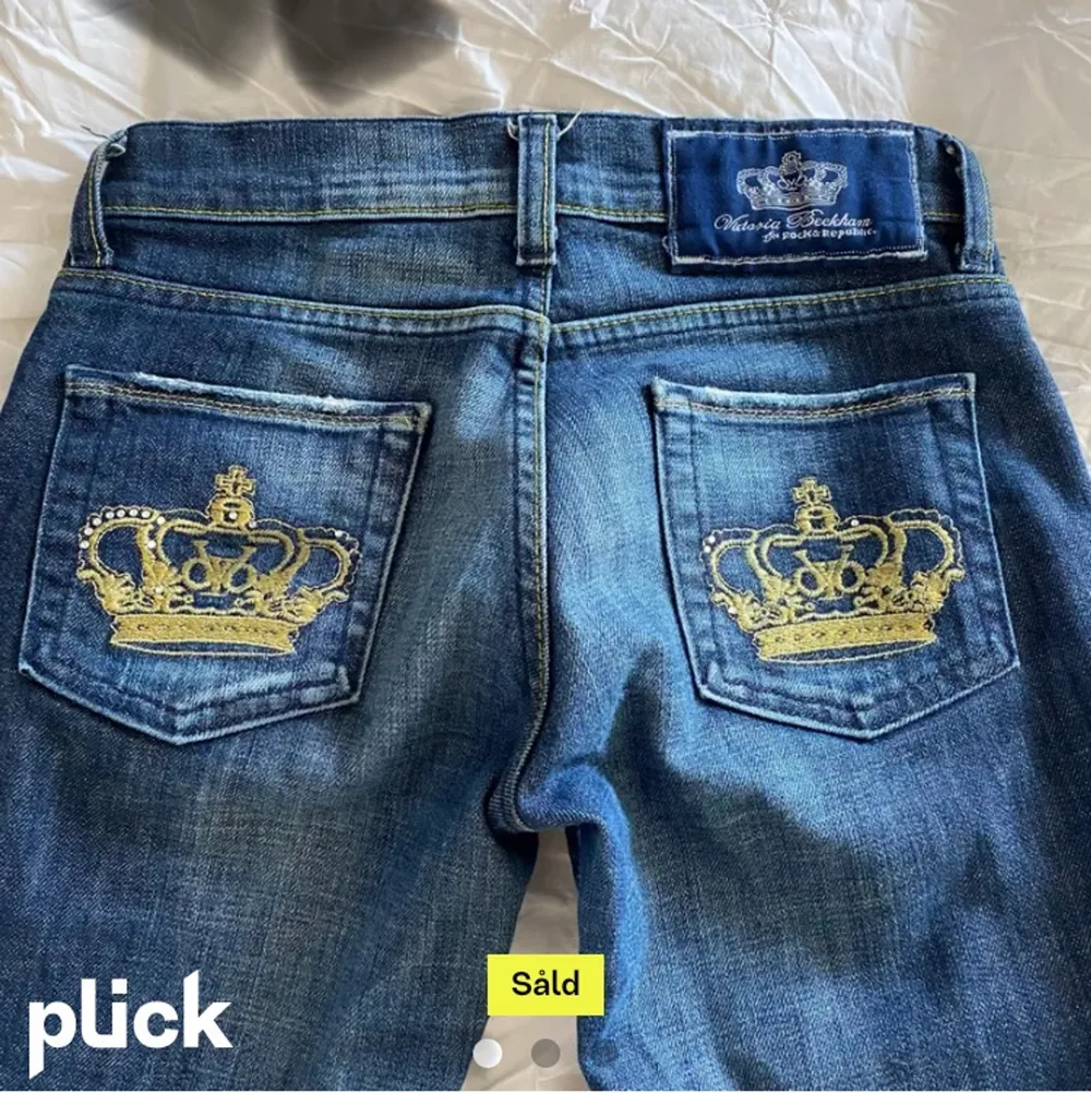 Såå snygga och trendiga Viktoria Beckham jeans som jag köppte här på plick men dom va lite korta för mig. Jättefint skick💕💕det är bara att kontakta mig om du har frågor🤍. Jeans & Byxor.