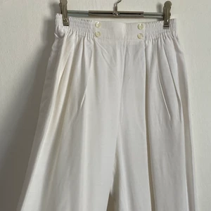 Vida vintage-byxor - Vita vintage-byxor med resår i midjan. Använda en gång. 75% viscose 