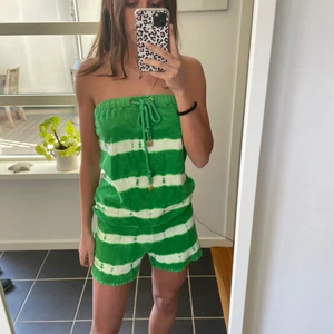 Juicy couture - Säljer denna super fina och unika jumpsuit från juicy couture. Den är så fin och snygg och perfekt nu till sommarn! Skriv för mer info💓