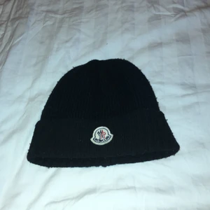 Moncler mössa - Svart moncler mössa onesize 