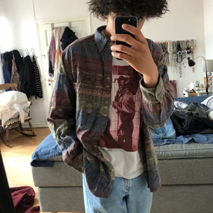 Vintage Tröja - Vintage skjorta/tröja i ett väldigt fint skick. Finns en liten defekt som du kan se på den sisra bilden. Storlek M men passar även L. Möts i Malmö och tar Swish. Står ej för frakt! (: